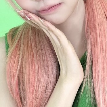 김채원 손 tweet media