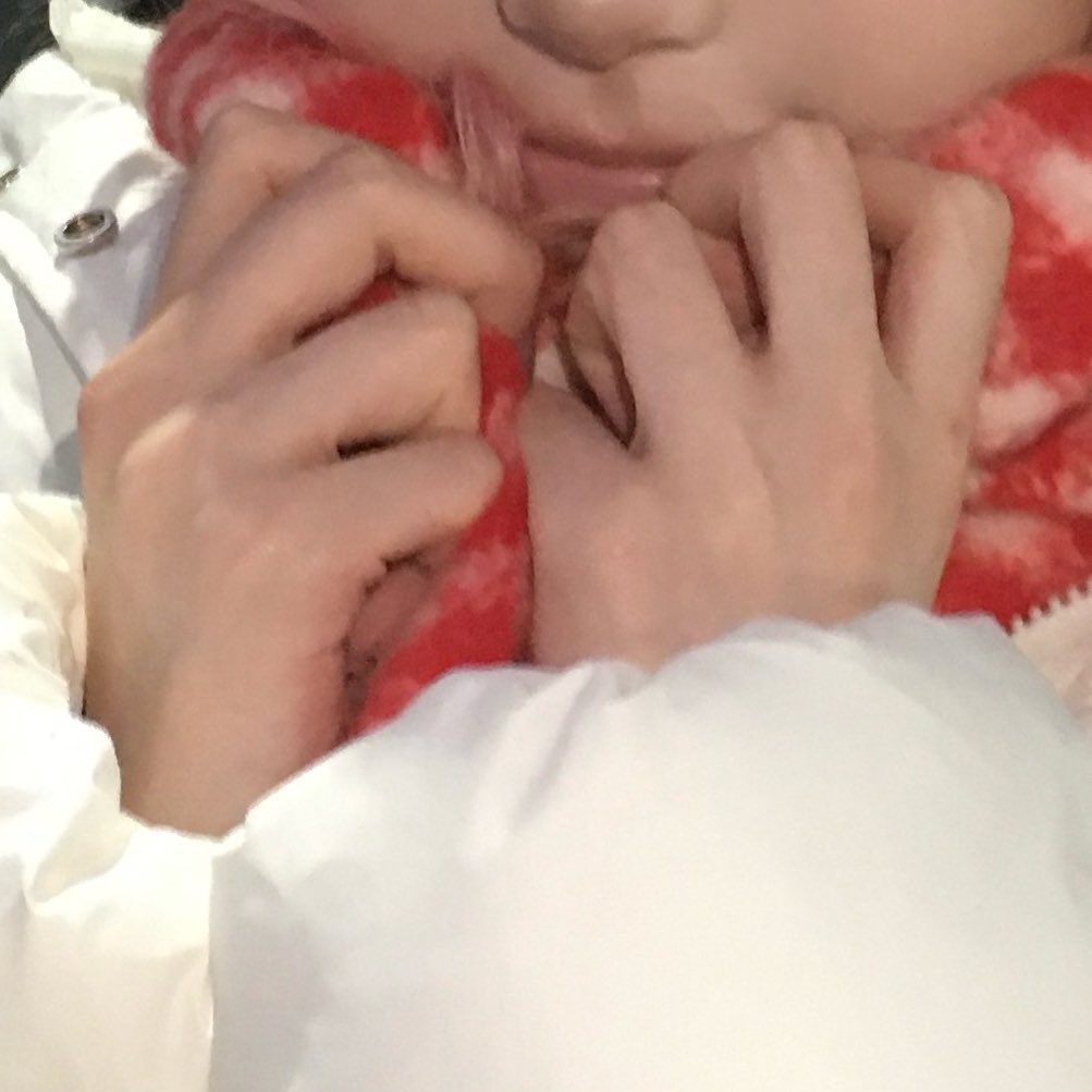 김채원 손 tweet media