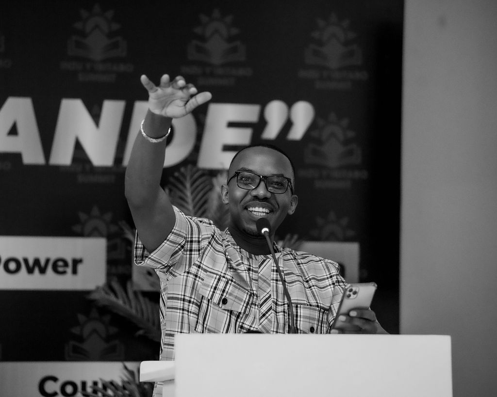 Radiorwanda_RBA's tweet photo. 📸AMAFOTO📸

Dr. Rusa Bagirishya yahawe igihembo cy’Umwanditsi Mwiza w’Umwaka (Best Author of the year), Dr. Hakizimana Nicodeme ahabwa icy’Umwanditsi wazamuye urwego mu kwandika ku bijyanye n’Imyemerere (Best Spiritual Growth Author) mu bihembo byiswe “Inzu y’Ibitabo Awards”.

Abitabiriye igikorwa cyatangiwemo ibihembo “Inzu y’Ibitabo Summit” gitegurwa na Dashim, bataramiwe n’Umuhanzi Theo Bosebabireba. #RBAShowbiz
