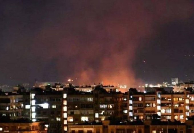 tevhidgundemi's tweet photo. 🔴 SON DAKİKA

- Şam’ın Mezzeh Askeri Havaalanı yakınlarına kaynağı henüz belirlenemeyen üç top mermisi düştü. 

- Suriye haber ajansı SANA’ya konuşan askeri bir kaynak, olayda can kaybı ya da maddi hasar meydana gelmediğini açıkladı. https://t.co/N6o21qEqee