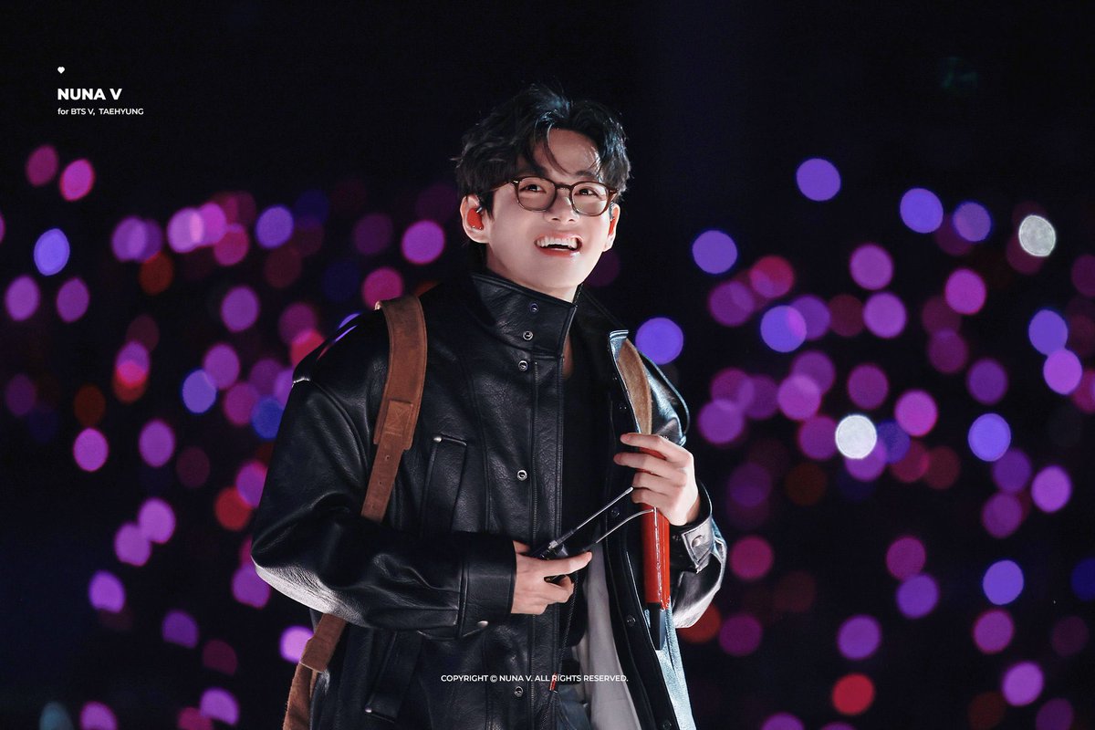 紫の光が綺麗で💜🔎✨ テテの嬉しそうな笑顔がすごく可愛い🥹