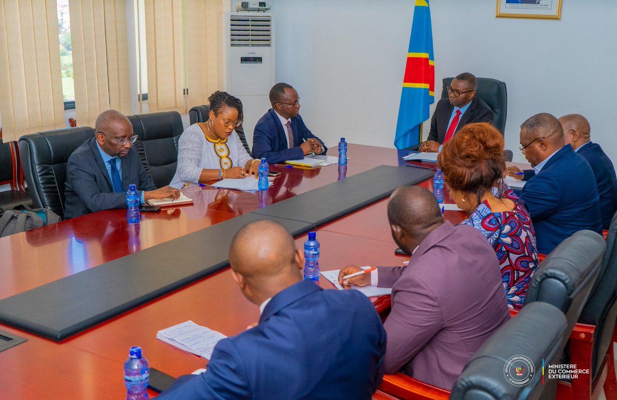 MinComex_RDC's tweet photo. 09.12.2025 | Kinshasa – RDC
Le Ministre du Commerce Extérieur @julienpalukucom a échangé avec la délégation de la Banque Mondiale conduite par Patrice Savadogo sur l’accélération du Projet de Facilitation du Commerce et d’Intégration dans la région des Grands-Lacs #PFCIGL.
1/3 https://t.co/nvGfyIY1vc