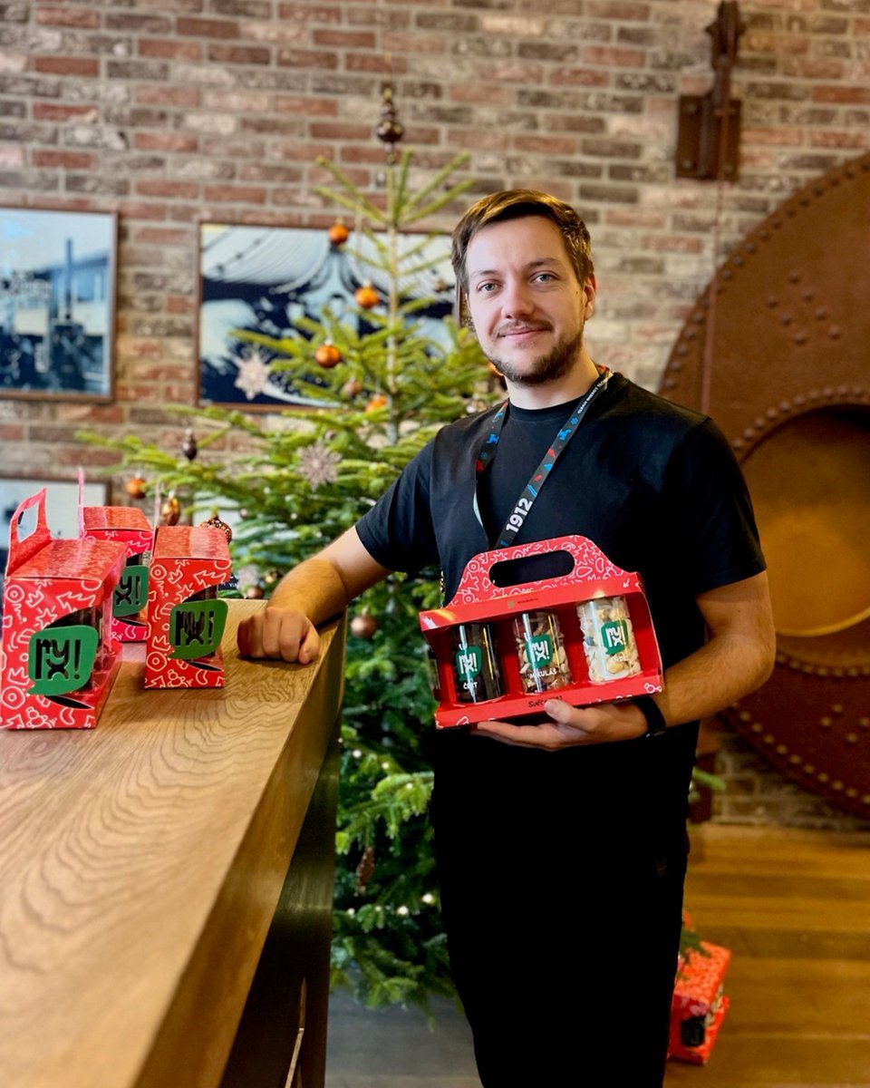 VYNCKE_NV's tweet image. Saint Nicholas 🎅 paid a surprise visit to our Vynckeneers in the Czech Republic, spreading smiles and handing out healthy snacks from Svět Plodů. He then made the trip to our Flemish settlement with chocolate and gingerbread! 🍫🍪

#Vyncke #CleanEnergyTechnology #WeAreFiremakers