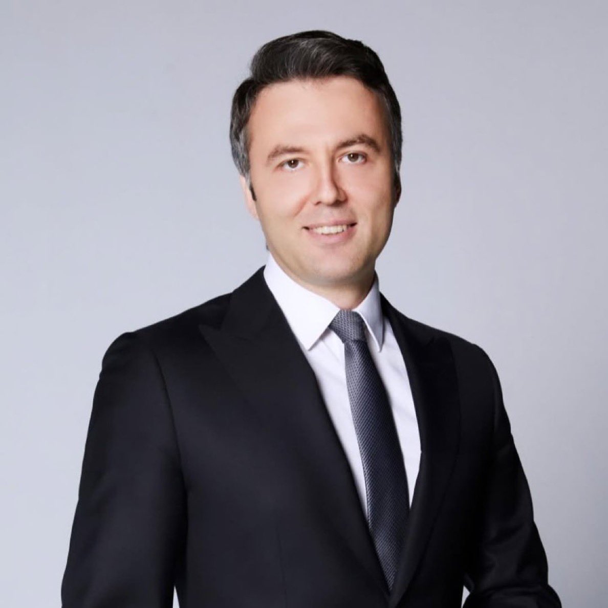 naysnewss's tweet photo. 🔴#SONDAKİKA | Gazeteci Mehmet Akif Ersoy uyuşturucu operasyonu kapsamında gözaltına alındı. 

#Mehmetakifersoy #UyuşturucuOperasyonu https://t.co/T9as39sh04