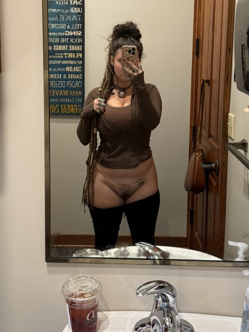 everytime i&rsquo;m in a public bathroom i have to take a nude 🤭 https://t.co/ZUGGXBveaN