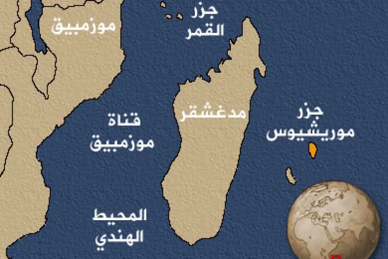 ALfalehaaa's tweet photo. 1. يتفاوت الناسُ في اهتماماتهم في الأسفار، ما بين باحثٍ عن الطبيعة والمُتعة والأجواء الجميلة، وآخر مُحِبّ للتسوّق .. إلى غير ذلك من الاهتمامات .. لا أختلفُ كثيرًا عن هؤلاء، إلا أنّي عادةً أتلمّسُ جوانب قد لا يَهتمّ بها الآخرون .. - وللناس فيما يعشقون مذاهِبُ -.
لعلّي في هذه الإطلالة أٌلْقِي الضوءَ على شيءٍ مِن تاريخ المسلمين في جزيرة "موريشيوس" التي زرتُها قبل أيام .. تلك الجزيرة الخضراء التي تطفو على المحيط الهندي.
