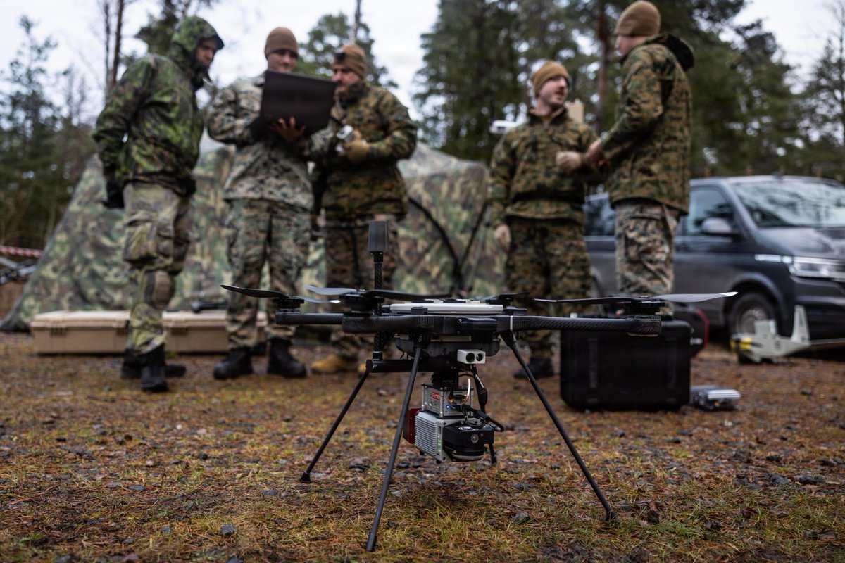 USMC's tweet image. #Marines with II Marine Information Group, alongside Finnish joint terminal attack controllers, take part in Exercise Freezing Winds 2025 in Korpo, Finland. 

Marines partnered with Finnish joint terminal attack controllers to field new sUAS sensors to develop joint targeting…