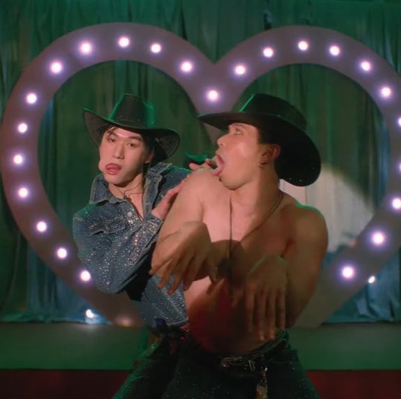 เล่นลิ้นเกิ้นนนนนพี่

#MosBankxGoodBoy
#MosBank #GoodBoy #Badmixy