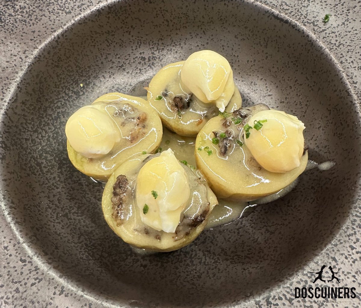 DosCuiners's tweet image. 😋PLATS PER GAUDIR PLEGATS👩🏻‍🍳
Calçots en tempura amb maionesa cítrica i salsa romesco💚
Patates mini farcides amb barreja de botifarres, ous escalfats de guatlla i salsa cremosa de tòfona🐣
📌doscuiners.com
#DosCuiners #Maresme #Mataró #Barcelona #gastronomia #Gourmet