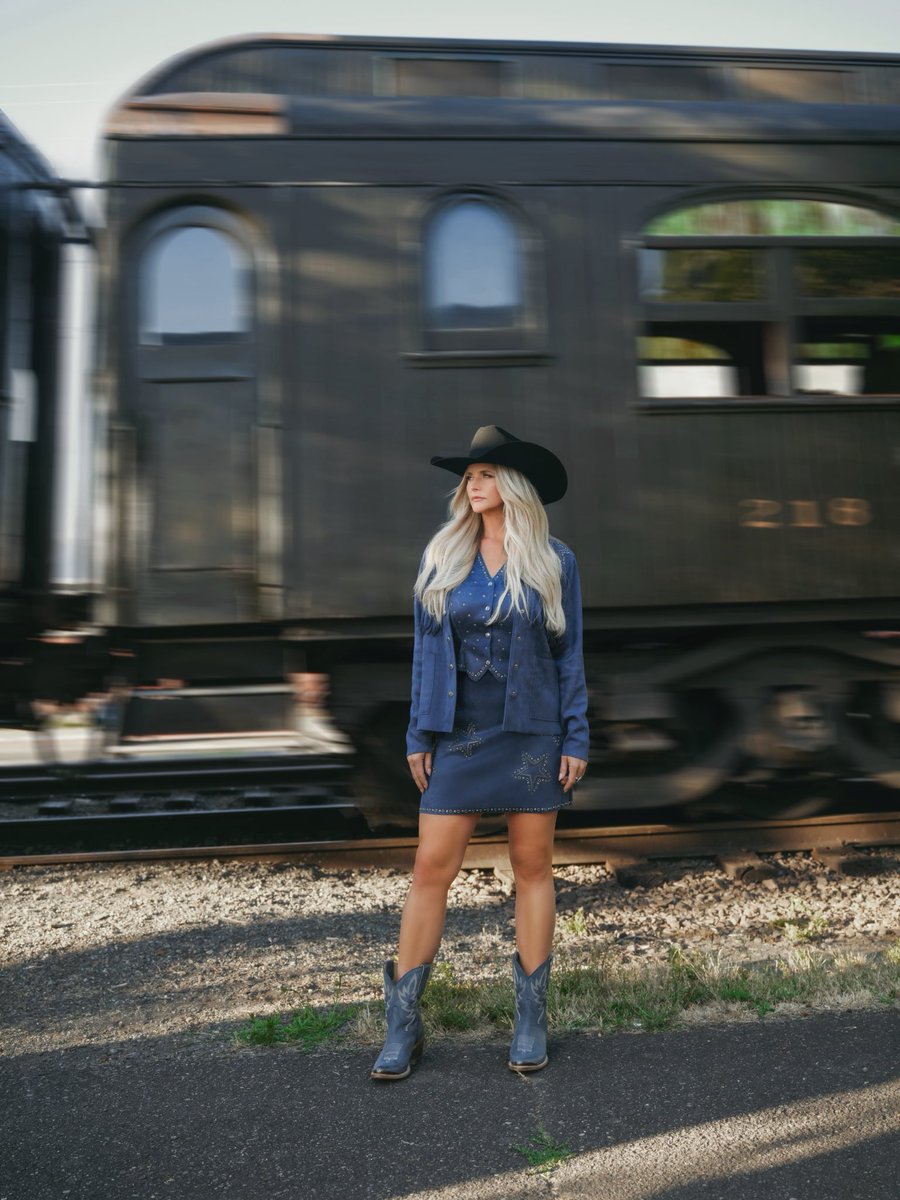 mirandalambert's tweet image. My Christmas Wishlist is here. 

Shop my handpicked collection of top Christmas gifts from @Idyllwind at @bootbarn here: idyllwind.com/collections/mi…