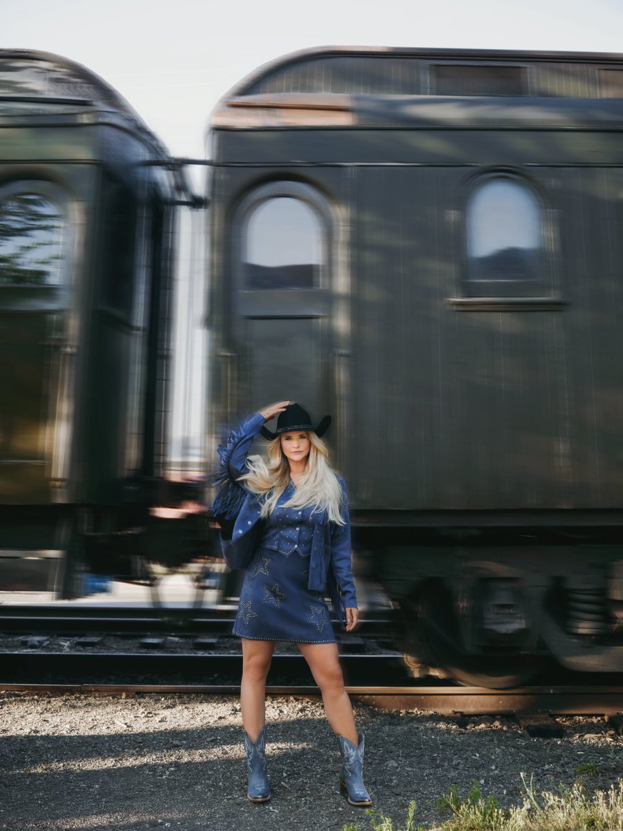 mirandalambert's tweet image. My Christmas Wishlist is here. 

Shop my handpicked collection of top Christmas gifts from @Idyllwind at @bootbarn here: idyllwind.com/collections/mi…