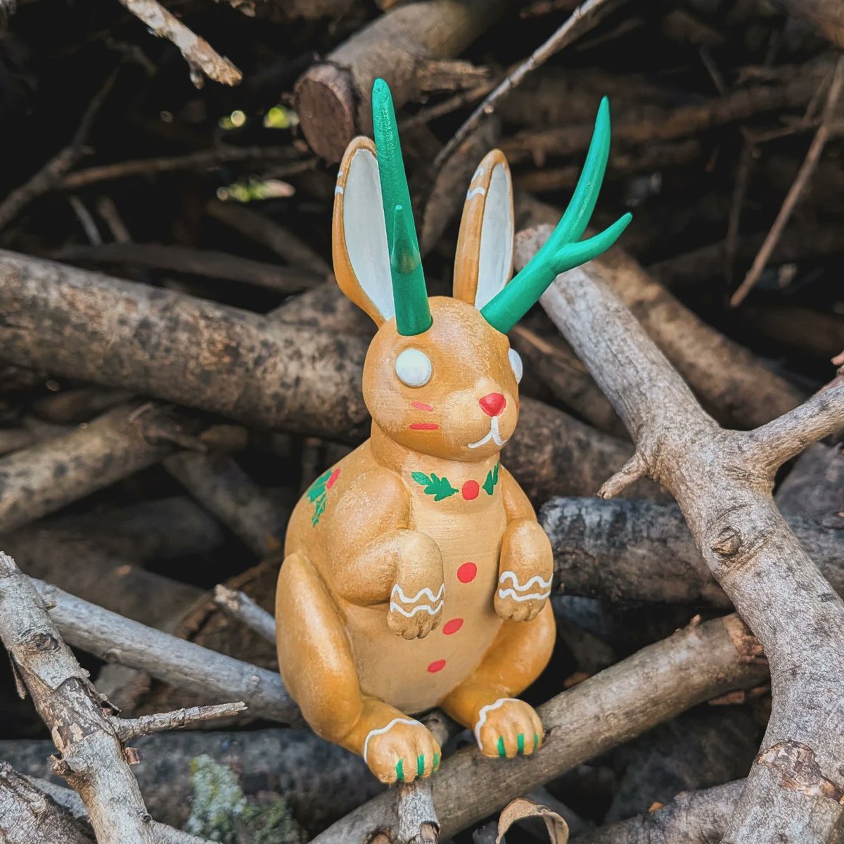 rhunevild's tweet photo. New festive Jackalope has dropped! This Gingerbread Jackalope is sweet and spicy and ready for the holiday season!

#jackalope #christmas #arttoy https://t.co/JtvEmQn73I