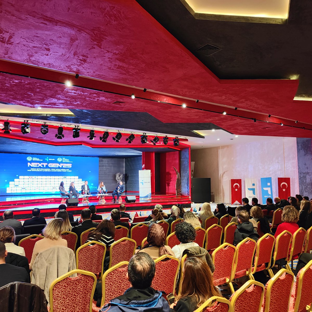 İl Müdürlüğümüz ve Gelişim Üniversitesi organizasyonunda gerçekleştirilen "Genç İstihdamında Yeni Yaklaşımlar" konulu programda, Büyükçekmece Hizmet Merkezimiz İK Platformu tarafından İŞKUR teşviklerimiz hakkında sunum yapıldı. @turkiyeiskurumu 

#İŞKURTeşvikleri
#İŞKURİstanbul