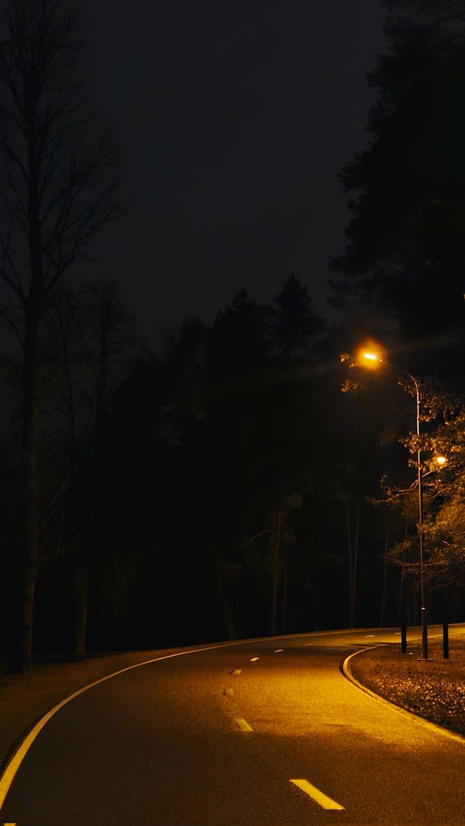 Днём быў дождж, а ўвечары трэніроўка, якая падыходзіць пад вуліцу і не падыходзіць пад манеж. Бегчы 8 км асноўнай работы па крузе 200 м 🤯 Гэта жах і поўны ацтой. І дзякуй мне ранішняй, што рызыкнула ўзяць рэчы для вуліцы, каб пасля працы паехаць на трэню. Я б памерла ў манежы 🛐