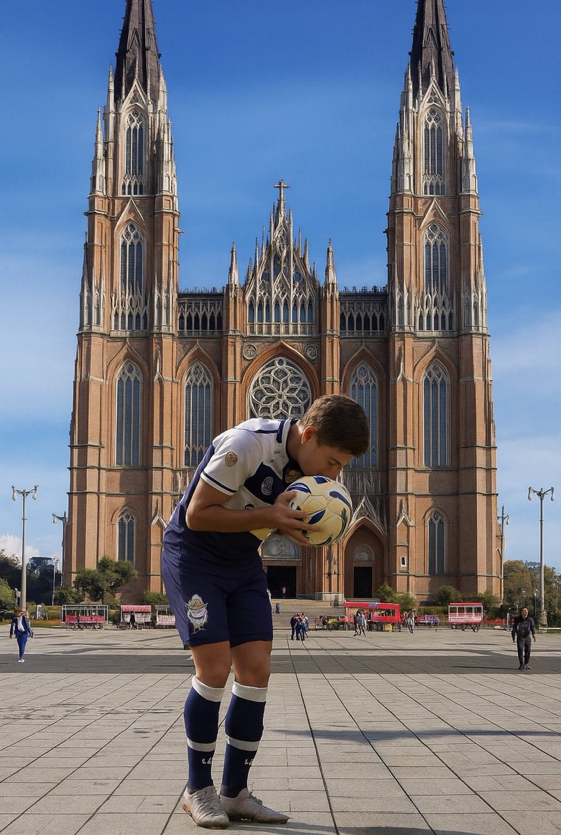 TheEdge__edlp's tweet photo. Recién pasé por Plaza Moreno y me encontré a Nico Barroenelchotto, besando la pelota, antes que su centro pase por arriba de la Catedral…
#EDLP #CGE #GELP https://t.co/rR3s2b5x9x