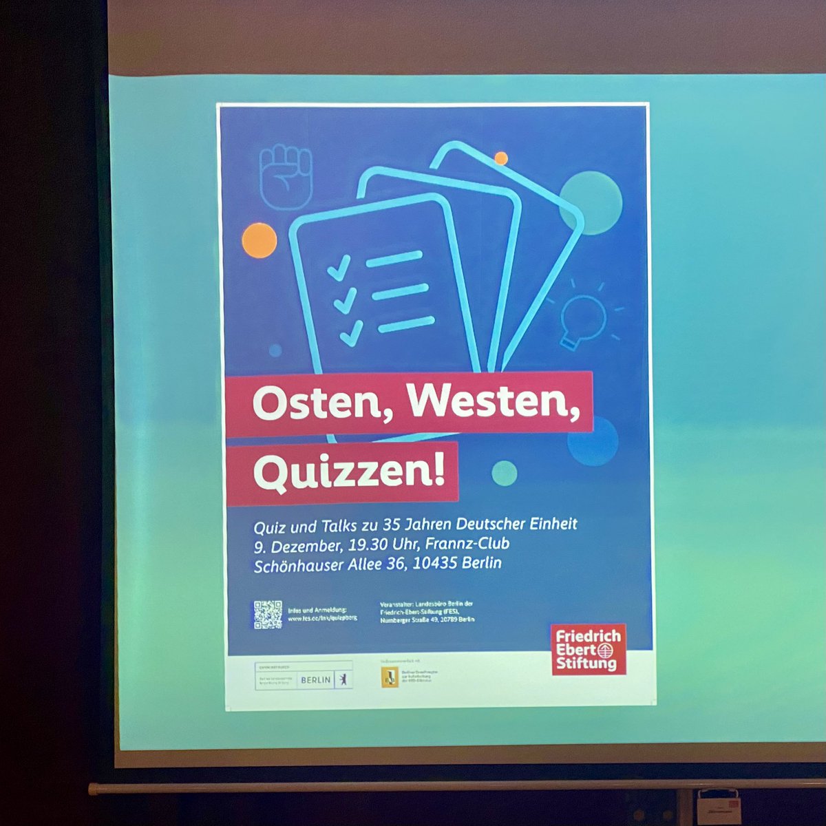 Osten, Westen, Quizzen!

Gleich geht’s los: Pub-Quiz zu 35 Jahren Deutsche Einheit in #Berlin, <a href="/FrannzClub/">Frannz Club Berlin</a>. Für den <a href="/BAB_Berlin/">Aufarbeitung der SED-Diktatur in Berlin</a> darf ich als Talkgast in den Ring steigen - und werde auch fleißig mitquizzen. Bin gespannt, was ich alles nicht weiß…