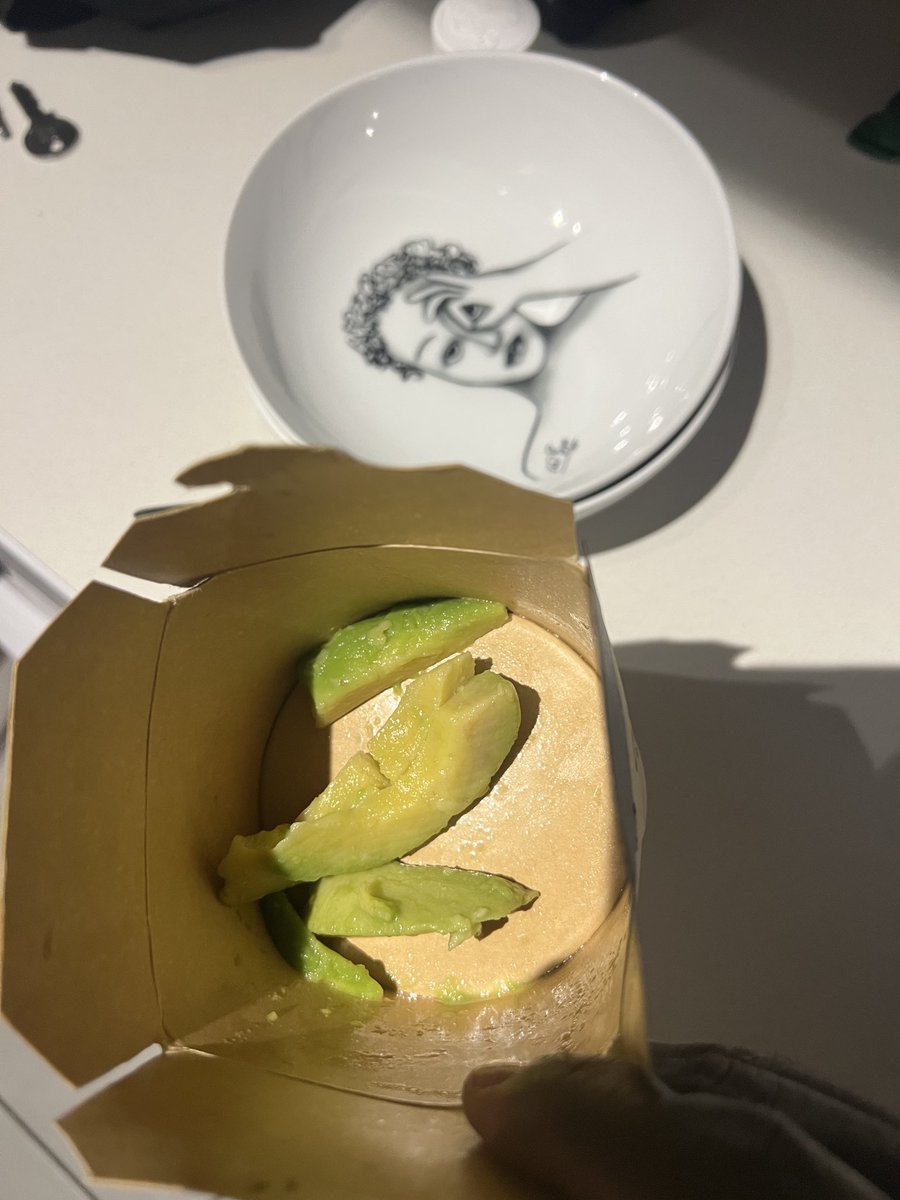 DjFhiso's tweet photo. Hey @NandosSA  is the economy too shaky that i literally paid for the box😭😭 https://t.co/nWMIeRME00