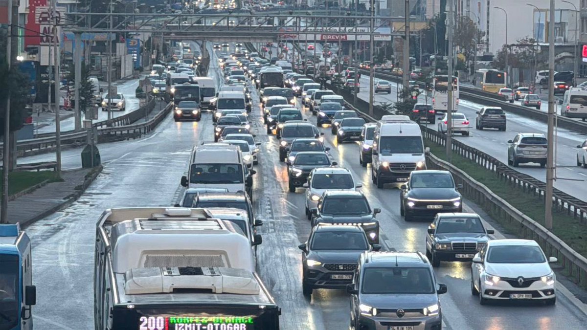 ademkaraca5234's tweet photo. İstanbul’da trafik artık bir ulaşım sorunu değil, yıllardır çözülemeyen bir yönetim krizidir. Milletimizin kaybolan saatleri, kaybolan sabrı var. Bu şehri hizmet değil, ihmal yönetiyor. #hergünaynıtrafik 

@FeyzullahTORLAK 
@abdullahozdemir https://t.co/Hu1giwNApK
