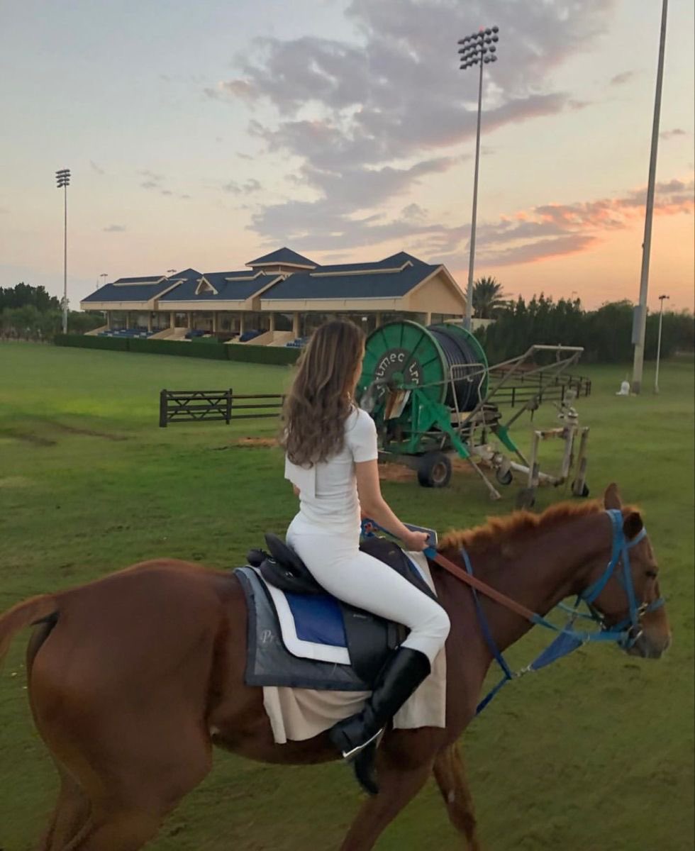 Diorgirlx's tweet photo. she loves horses https://t.co/vow3TiH419
