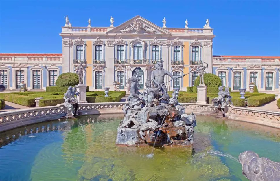 PtTravelGuide's tweet image. Visitors to Lisbon simply cannot miss this precious piece of royal history on the western edge of the city, en route to Sintra;
portugaltravelguide.com/queluz-palace/