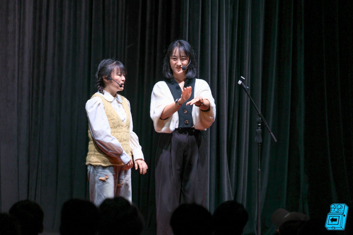 EZZvu8hQ7IAUg93's tweet photo. 刚在脱口秀现场笑到拍大腿，前排大哥的反应比演员还抢戏！有人懂这种笑到缺氧的快乐吗？ https://t.co/ZQSVKcNArg