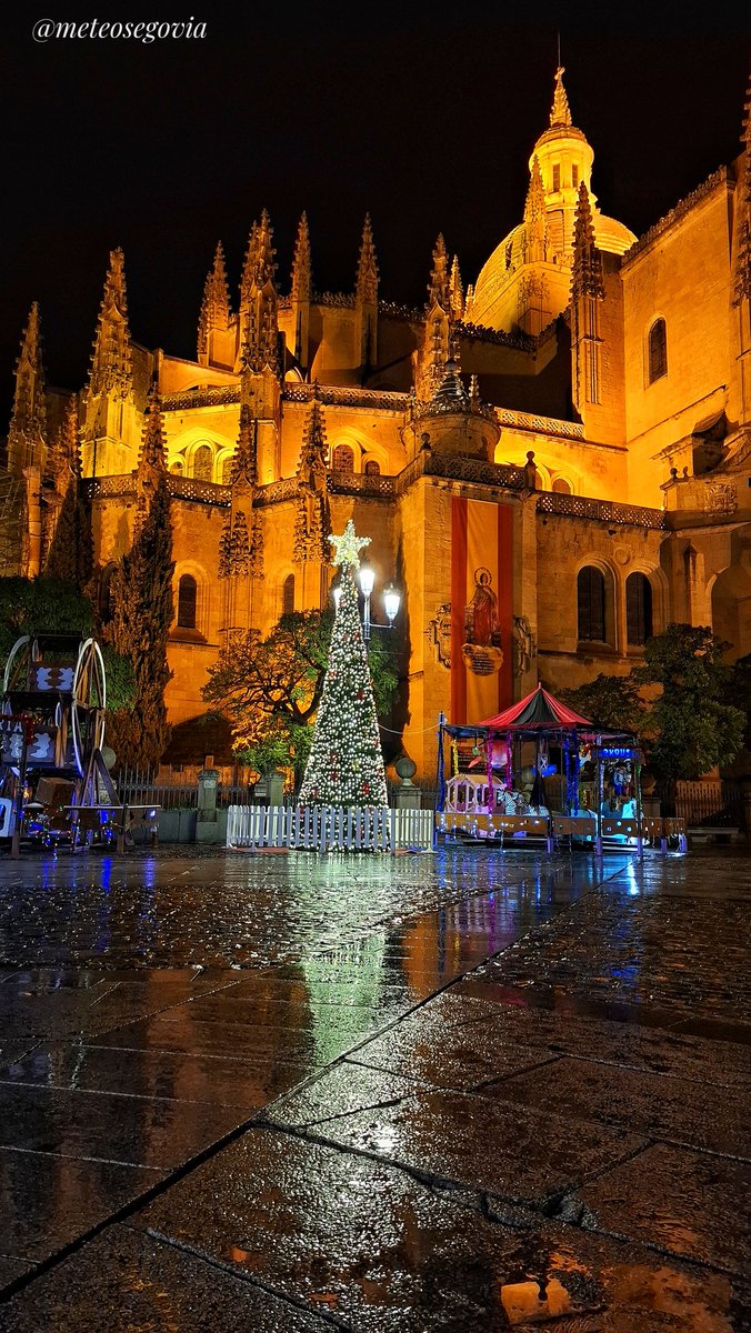 Reflejos de una noche de martes lluviosa en #Segovia