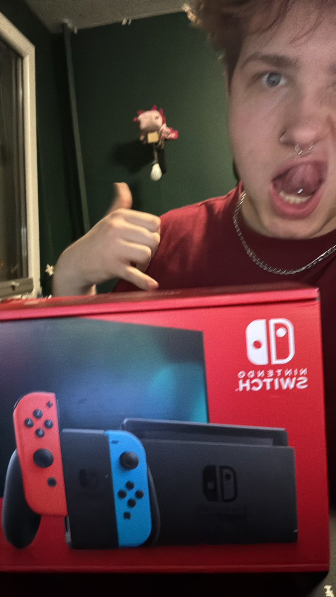 Officially got a Switch! #CEOofImpulsivePurchases
Who can play Mario Kart with me 😇