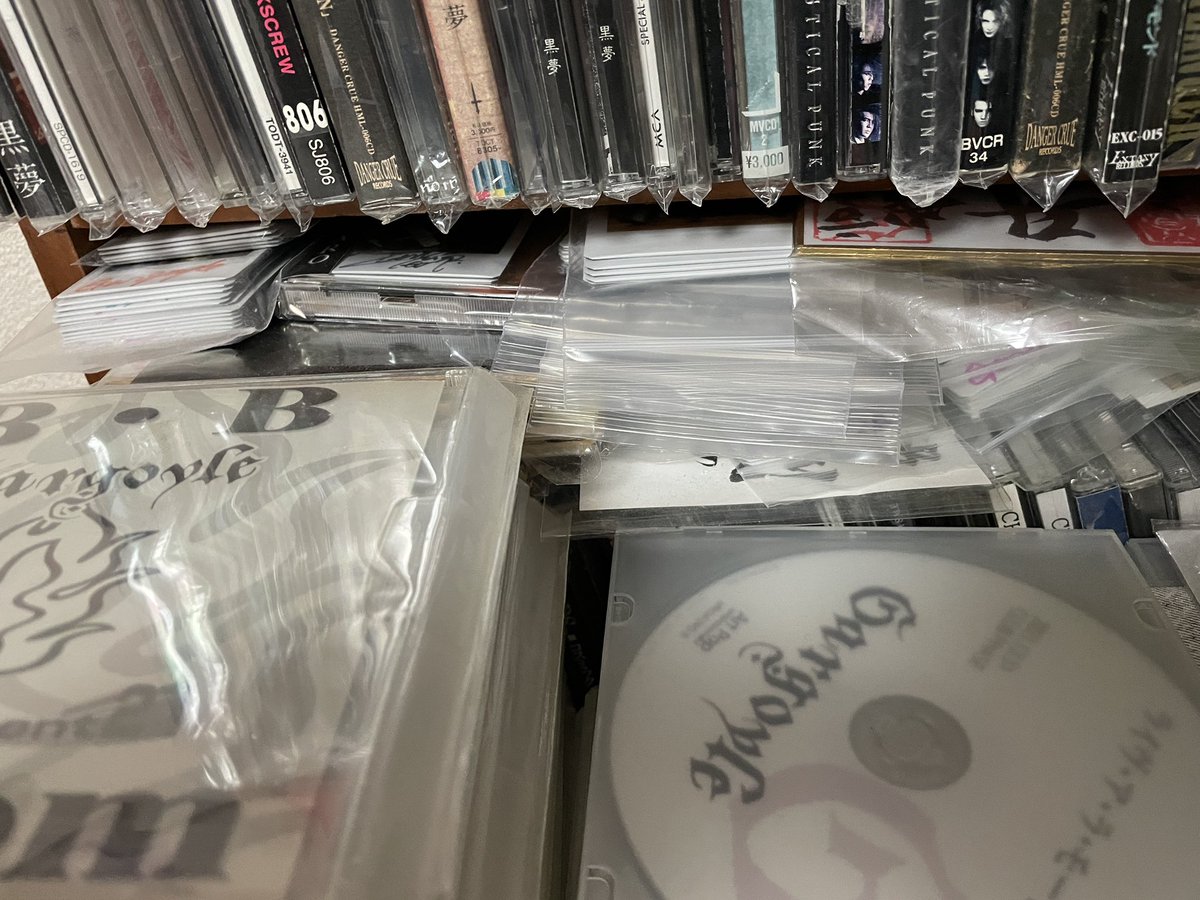 置く場所ないし 仕方ない ※CDの並び順は正月の地震で全部落ちて