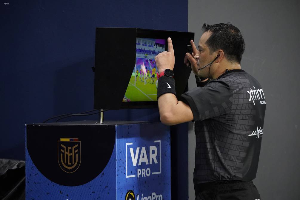 Sí habrá un árbitro ecuatoriano presente en Río de Janeiro para el curso previo a las designaciones arbitrales que dirigirán en el #Mundial2026. 

Se trata del arbitro VAR, Carlos Orbe