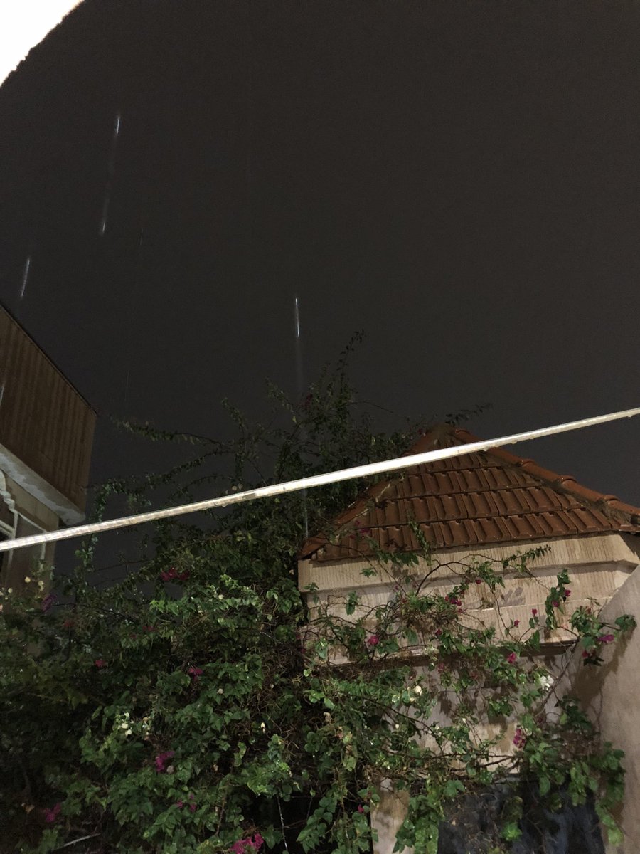 R0_93's tweet photo. " يا حيَّ فجرٍ رافقـهُ برقٌ و مطر " 🤍🌧️ https://t.co/46TrbmRP7W