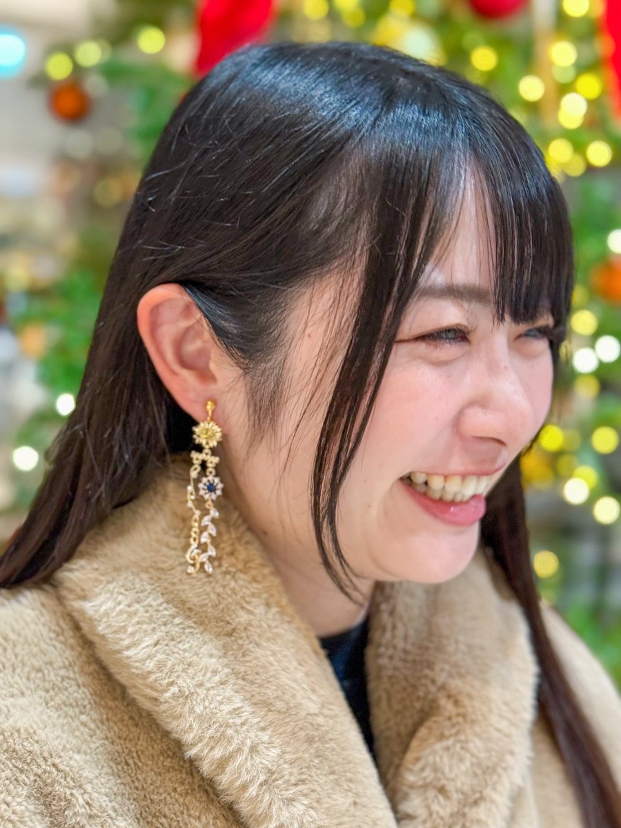 ここに置いたら完璧だった #365DIYtheme 青いキラキラパーツは、左も上