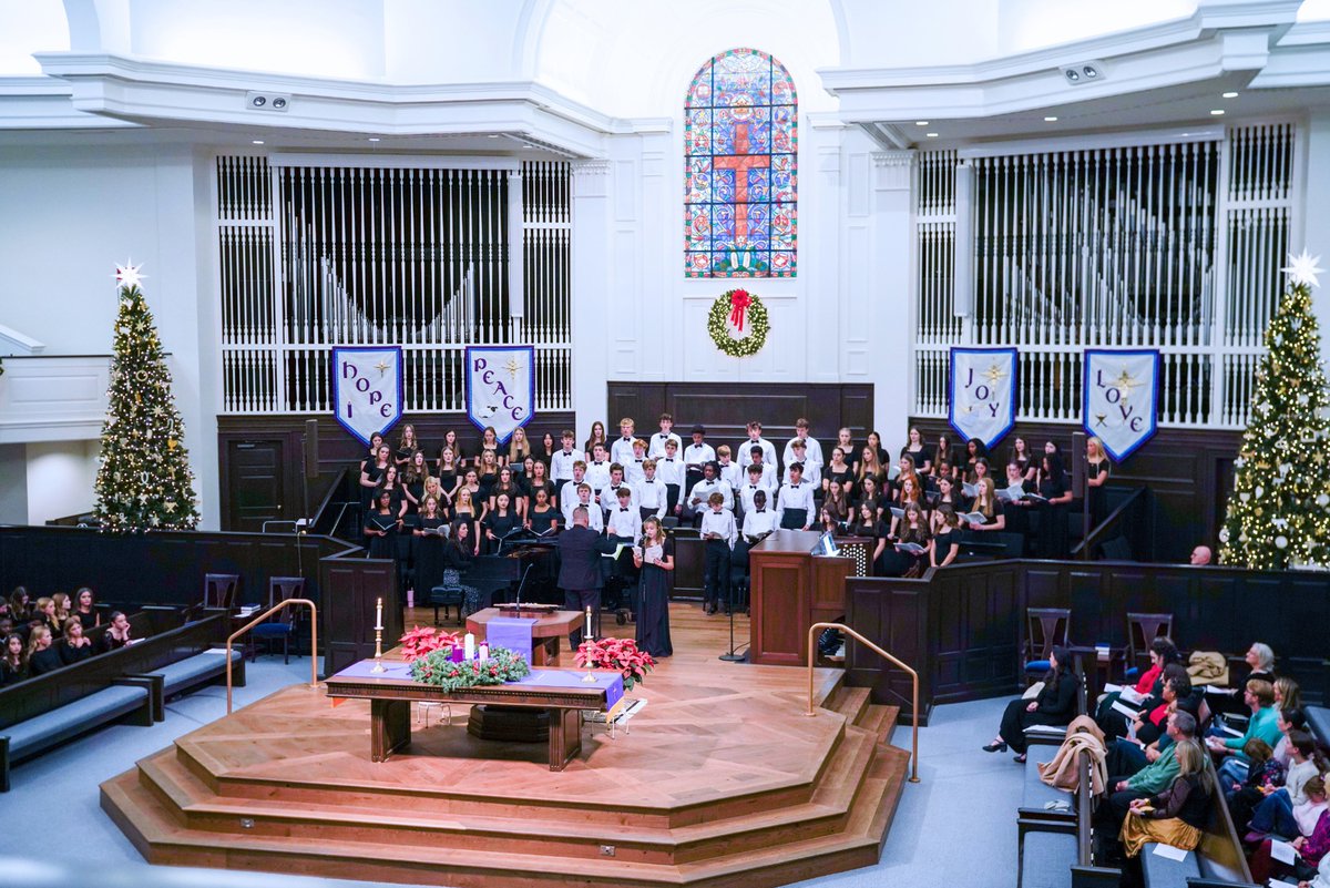 Thank you Anna Ferguson ‘20, for being a special alumni guest reader at our Service of Lessons and Carols on Monday night! #GillersGrads #foreveraKnight