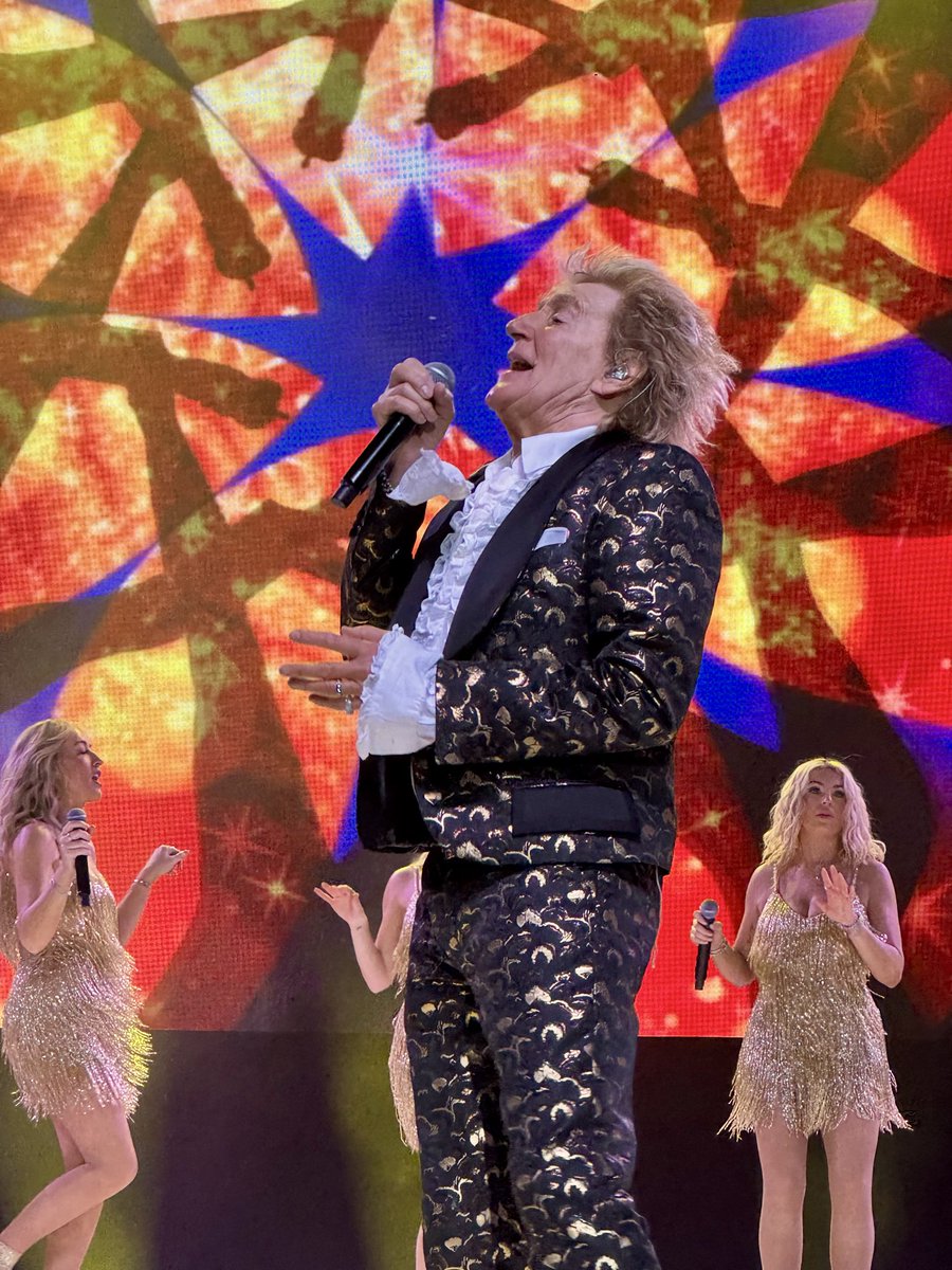 garydtalks's tweet photo. As close as you can get to a legend. After my accidental meeting with him in Monte Carlo last April he kept his „promise“ and came to Vienna. Another great show from 80 year old rock legend @sirrodstewart #concert #vienna #music #rockandroll #rock #vienna #stillstanding https://t.co/fHEPXgRhag