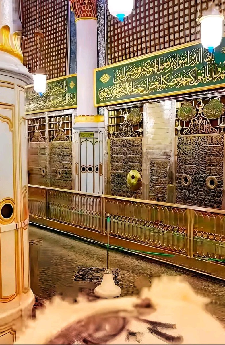 اَلسَلامُ عَلَيْكُم وَرَحْمَةُ اَللهِ وَبَرَكاتُهُ
رَسُولُ اللَّهِ ﷺ نے فرمایا:
جو شخص اپنے بھائی کی عزت  ( اس کی غیر موجودگی میں )  بچائے اللہ تعالیٰ قیامت کے دن اس کے چہرے کو جہنم سے بچائے گا۔
📚 رواه الترمذي (حـ 1931)