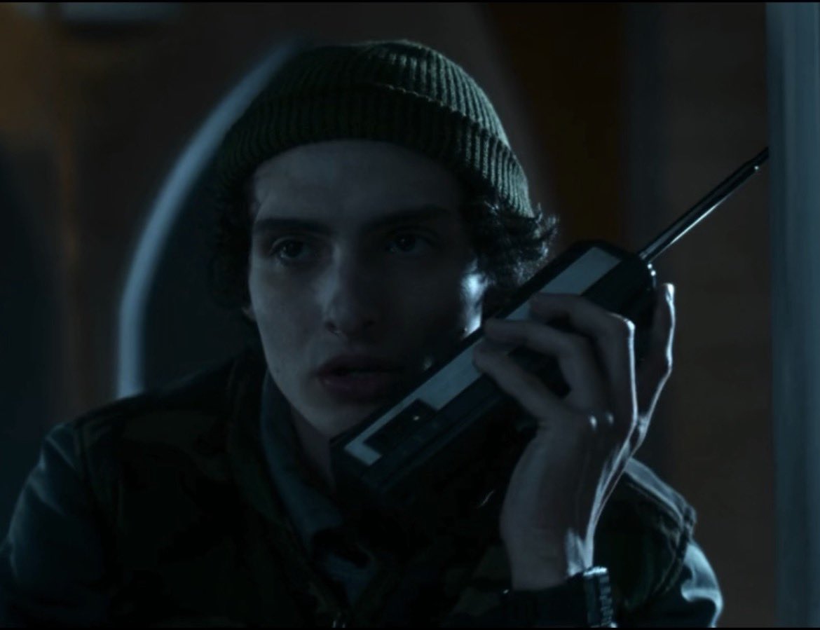 moonsinfant's tweet image. the walkie used to look so big😭