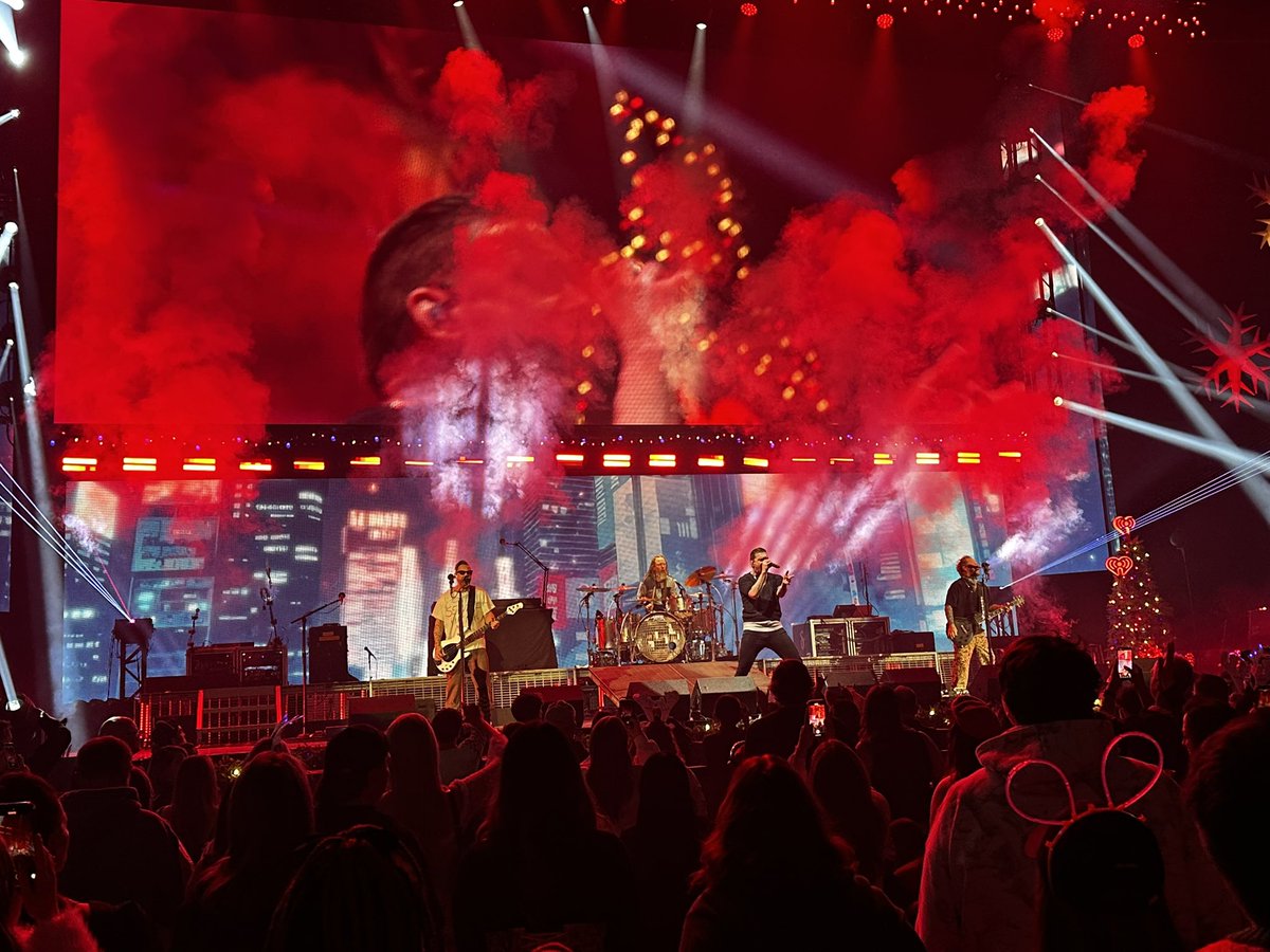 CryptoDiver007's tweet photo. @Shinedown @iHeartRadio Had a great time seeing you in Chicago! Your song choice was perfect for the audience; hopefully you win over lots of new fans!! https://t.co/Z7BP0JkHGF