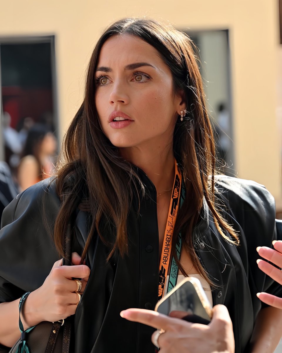 hourlydearmas's tweet image. ana de armas is a flawless woman