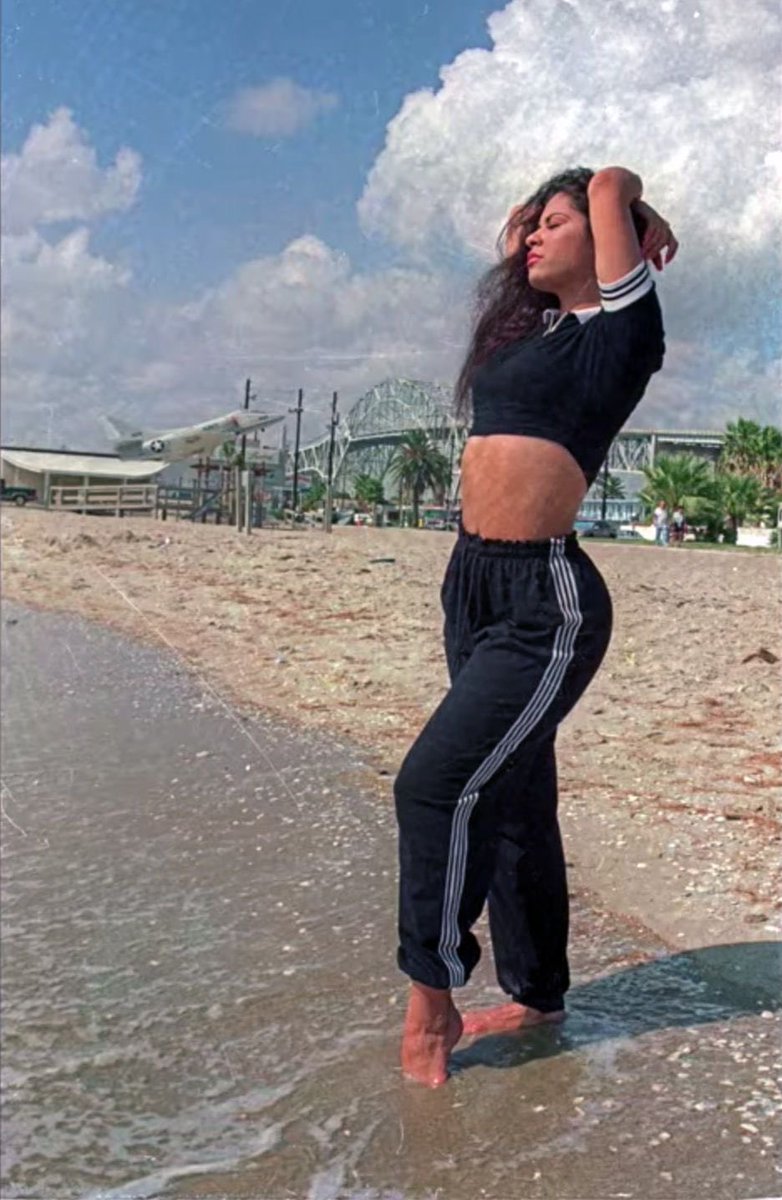 iselenathequeen's tweet image. Hermosa Selena. Le encantaba la playa y caminar descalza sobre el cemento. #selenaq