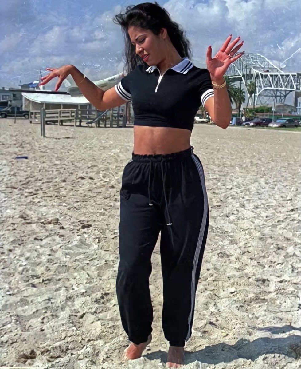 iselenathequeen's tweet image. Hermosa Selena. Le encantaba la playa y caminar descalza sobre el cemento. #selenaq