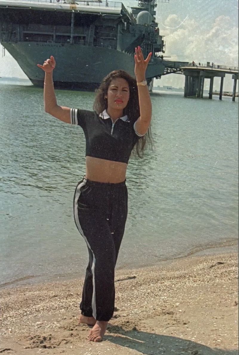 iselenathequeen's tweet image. Hermosa Selena. Le encantaba la playa y caminar descalza sobre el cemento. #selenaq