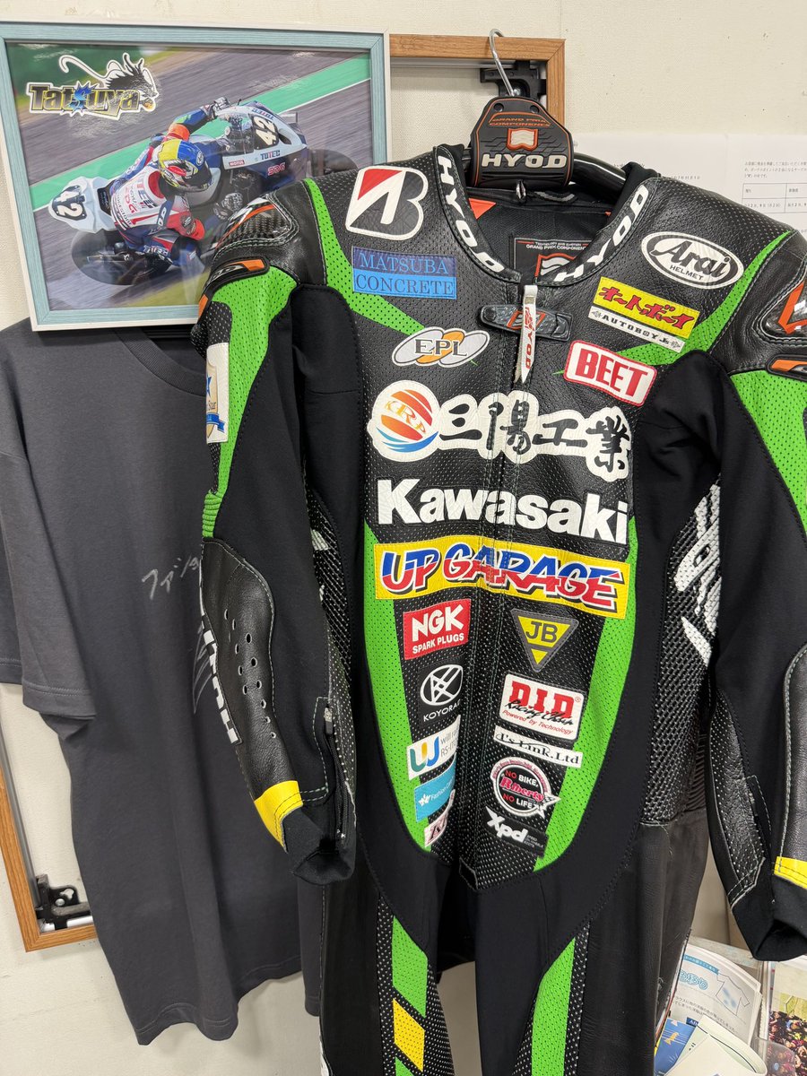 おはようございます☀
全日本ライダー #中村竜也 選手のレーシングスーツをクリーニングさせて頂きました
柔らかくなってカラーのくすみも取れて明るくなった印象です
今日も１日ご安全に