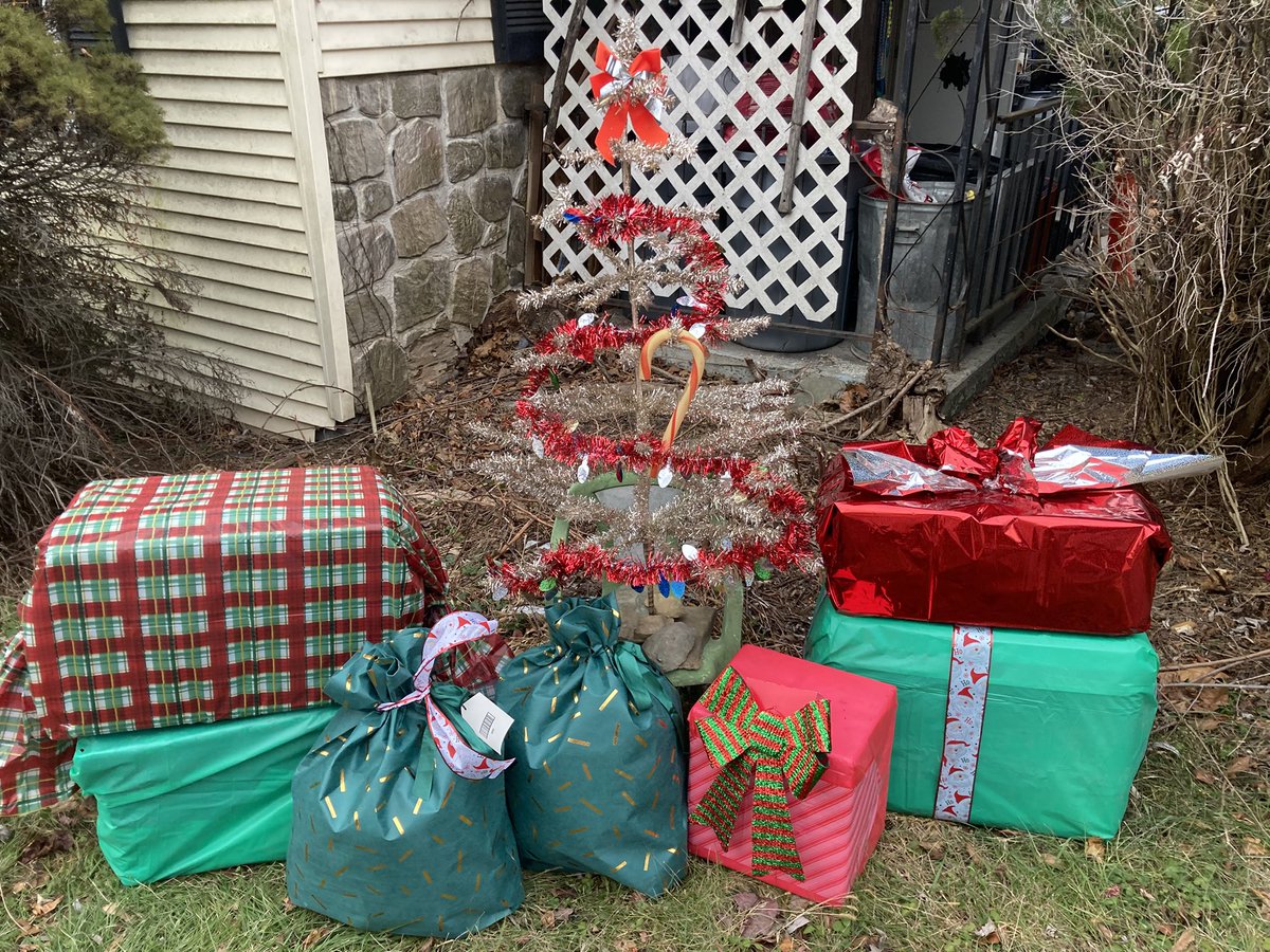 I wanted outside decorations n had a brilliant idea. I’ve always liked the 🎁 so I made my own. They r coolers wrapped in tablecloths 🤩 N the lil silver tree was Curb Mart afew years ago 🎄 I think it’s cute ☺️ Haven’t brought the pink Xmas tree in yet or hung stocking 🧦