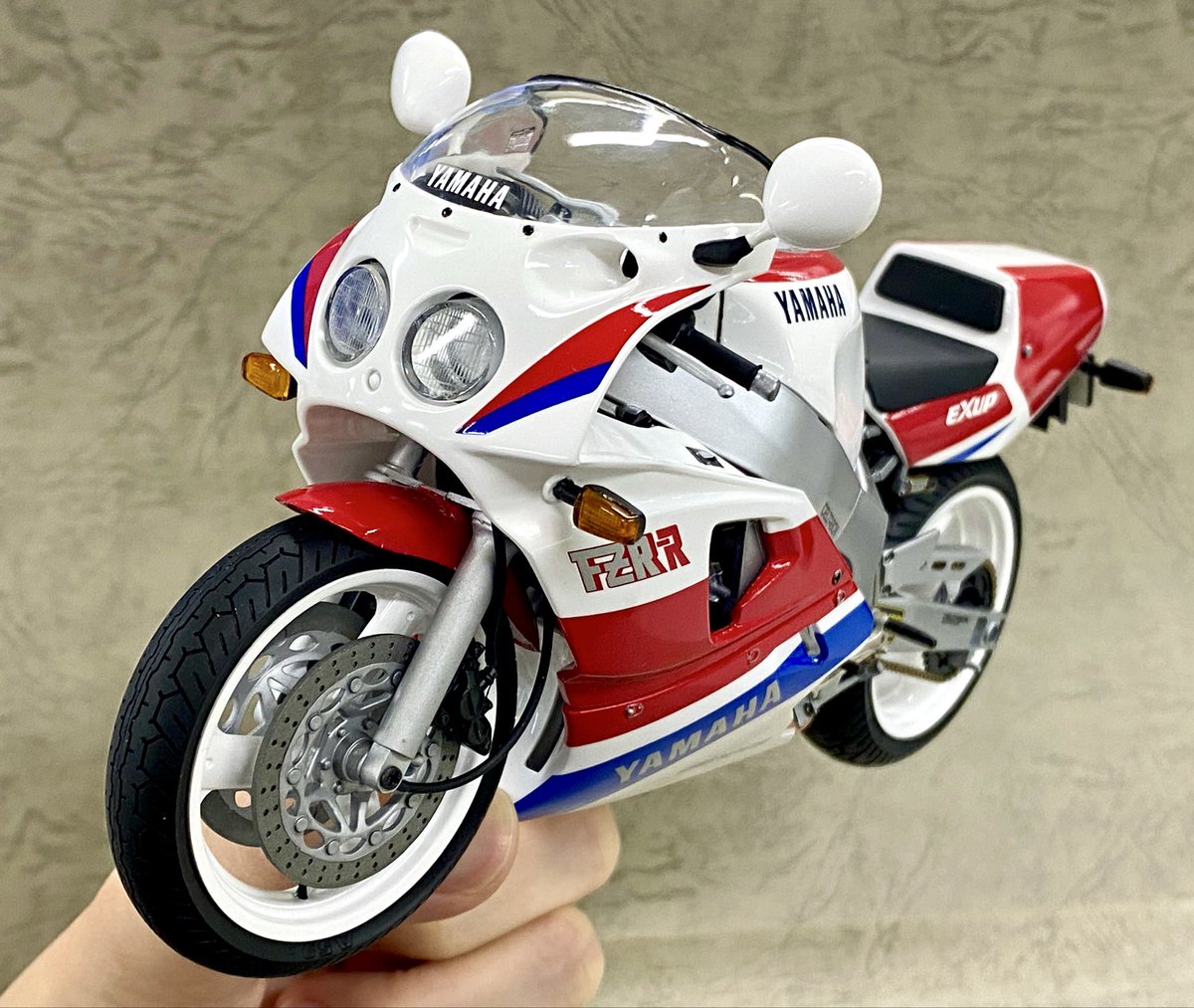 おはようございます。 今週(12/13頃)発売の「1/12 ヤマハ FZR750R