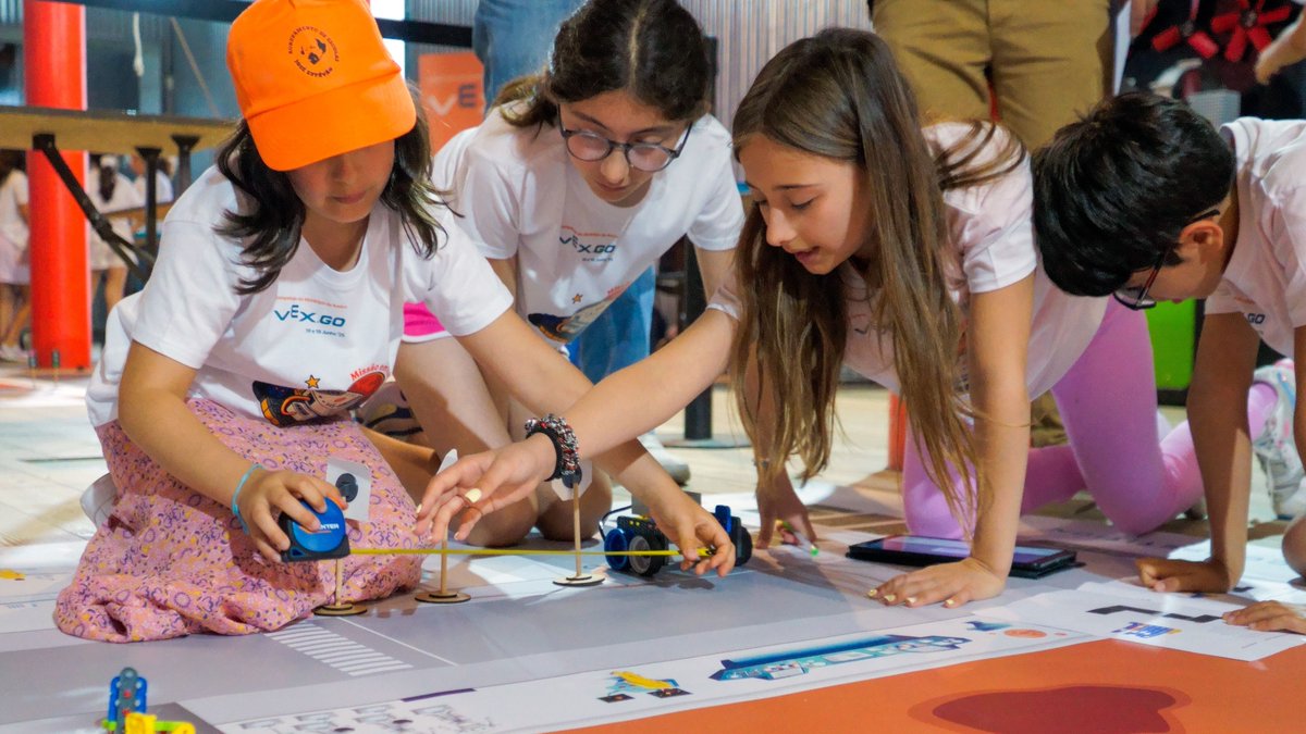 VEXRobotics's tweet image. This #CSEdWeek, explore AI Literacy with our Hour of AI activities! 💻🤩 Challenge VEX GO students to learn how robots &quot;see&quot; the world as they complete activities using the VEX GO Eye Sensor.

🌟 Check out our VEX GO activities here: buff.ly/42fozux