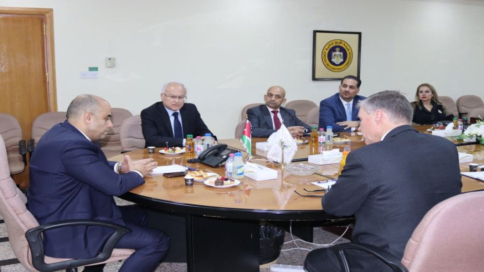 بحث السفير البريطاني في عمّان فيليب هول ومسؤول الأسواق الأساسية في منطقة الشرق الأوسط وإفريقيا في مجموعة بورصة لندن آبي أجاي مع رئيس هيئة الأوراق المالية عماد أبو حلتم سبل تعزيز الاستثمار وتطوير قنوات التعاون والتواصل في قضايا أسواق رأس المال بين #الأردن والمملكة المتحدة