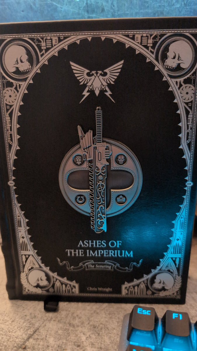 SoundwaveXI's tweet image. Arrived safely and absolutely gorgeous. Can't wait to read all the recently retconned lore. 😀