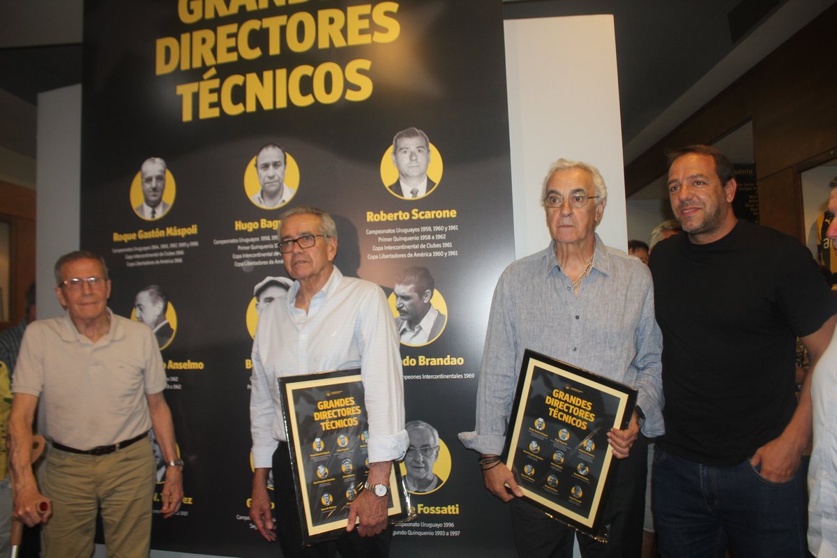 El mejor técnico uruguayo en la historia de la U es Roberto Scarone.

( para mi Top 3 de la Historia)

🏆🏆🏆Ganó tres títulos (1969, 1971 y 1982), fue subcampeón de la Libertadores 1972 y dirigió a la selección peruana en las Eliminatorias de 1974.

Falleció en 1994. En 2010, su