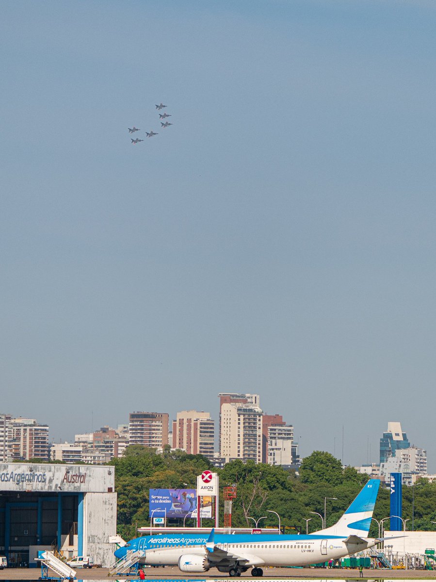 📸✈️🔥 El MAX de Aerolíneas Argentinas y de fondo los F-16 de la Fuerza Aérea Argentina en Aeroparque.

<a href="/Aerolineas_AR/">Aerolíneas Argentinas</a>

<a href="/FuerzaAerea_Arg/">FuerzaAéreaArgentina</a>