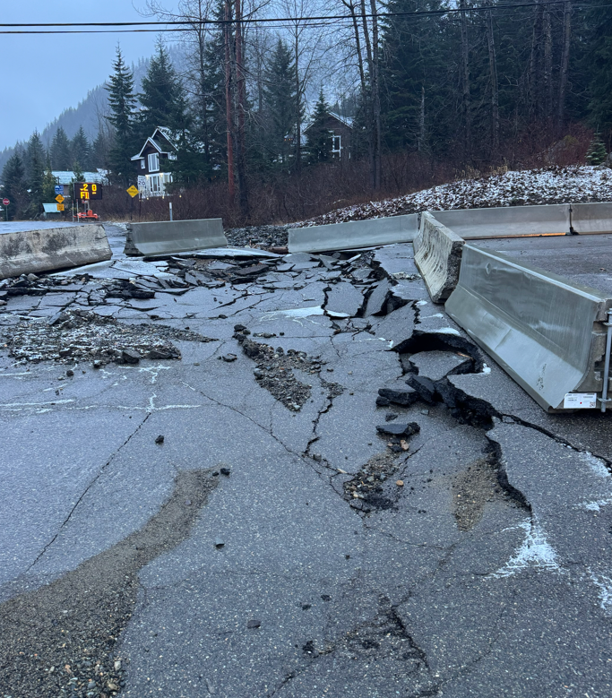 SnoqualmiePass's tweet photo. 2 of 3
➡️ Hyak
A 1-mile section of SR 906 is closed (opposite side of the summit) after heavy rain flooded &amp; damaged the pavement. This will be an extended closure as engineers work on a plan for repair. Homes, businesses, our maintenance shed &amp; the state park remain accessible. https://t.co/GeBZJmxwxz