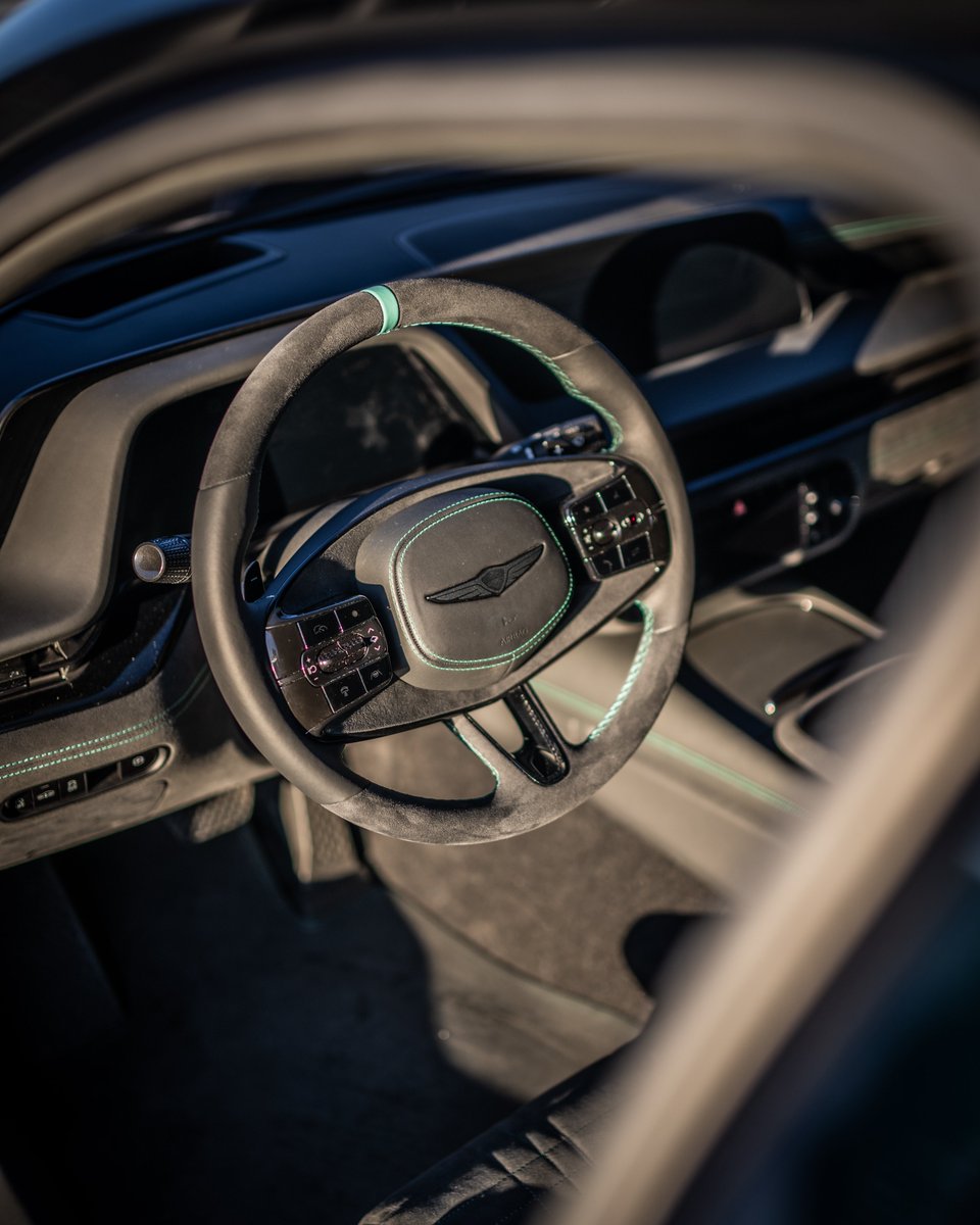 Esto sí que no lo vimos venir...

Se llama Genesis G90 Wingback Concept y mide 5,1 metros de largo (3,2 m entre ejes). No tiene lado malo, el bicho

Las manos donde yo las vea...